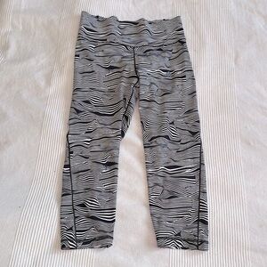 ADIDAS Climalite Black and White Printed Crops Size Medium